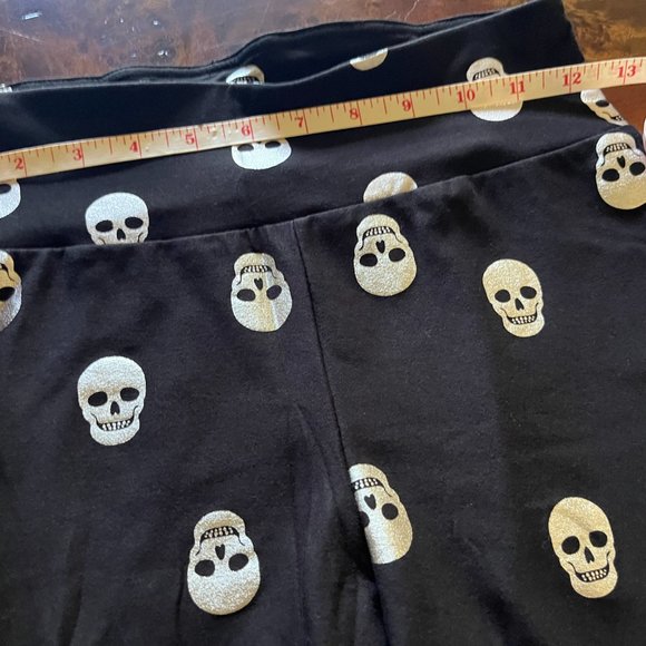 Black with skulls Halloween leggings NWT - Picture 4 of 4